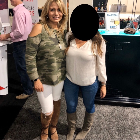 VINCE CAMUTO Cold Shoulders Camosweatshirt. Item# 0051 - Picture 7 of 7